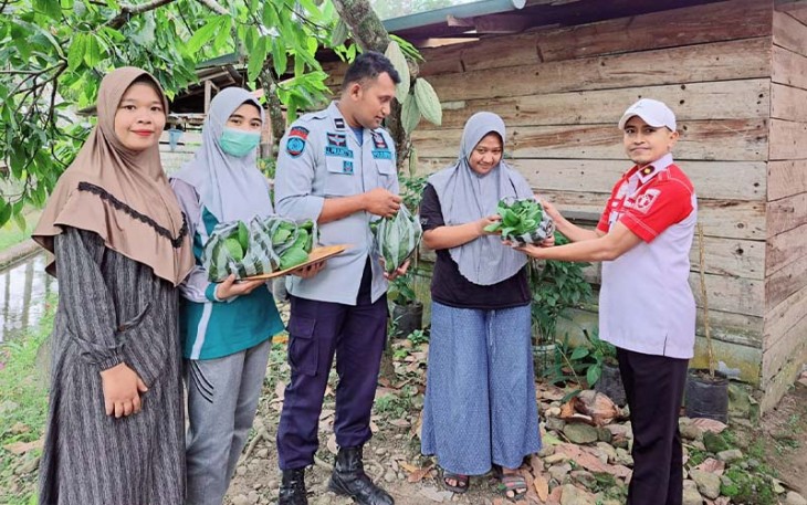  Lapas Kelas III Suliki membagikan hasil panen sayuran Hidroponik kepada warga sekitar, Sabtu (25/3/2023).