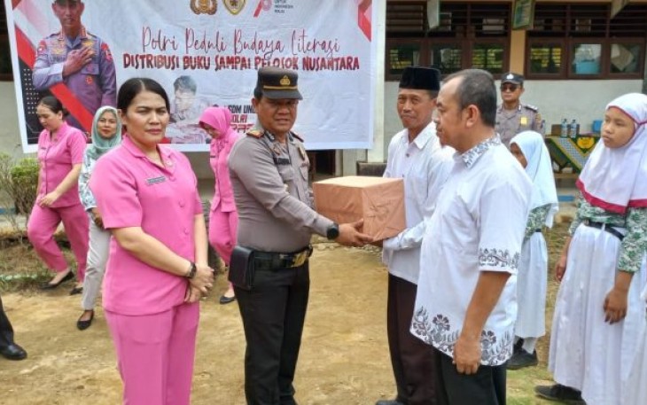 Kapolsek Batang Toru, AKP Tona Simanjuntak, SH, dan Ketua Bhayangkari Ranting setempat, Ny Nhita Tona Simanjuntak, sumbang ratusan buku ke SDN 100727, Kamis (21/9/2023) pagi.