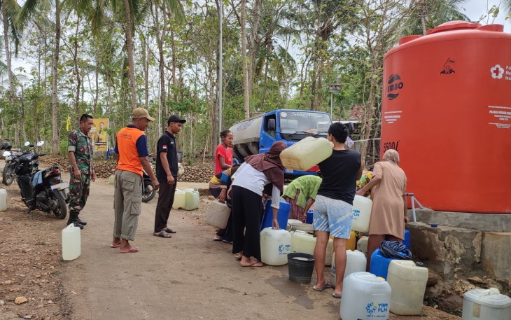 Babinsa Koramil 0806/11 Panggul dan BPBD Trenggalek Berhasil Atasi Kekurangan Air Bersih