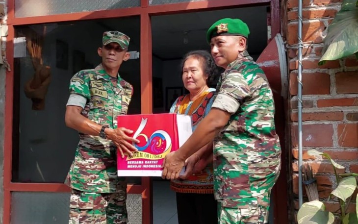 Yonif 511/DY Beri Bansos Kepada Veteran dan Warakawuri