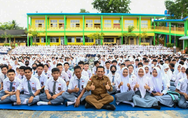 Gubernur Kepulauan Riau H. Ansar Ahmad saat foto bersama para pelajar