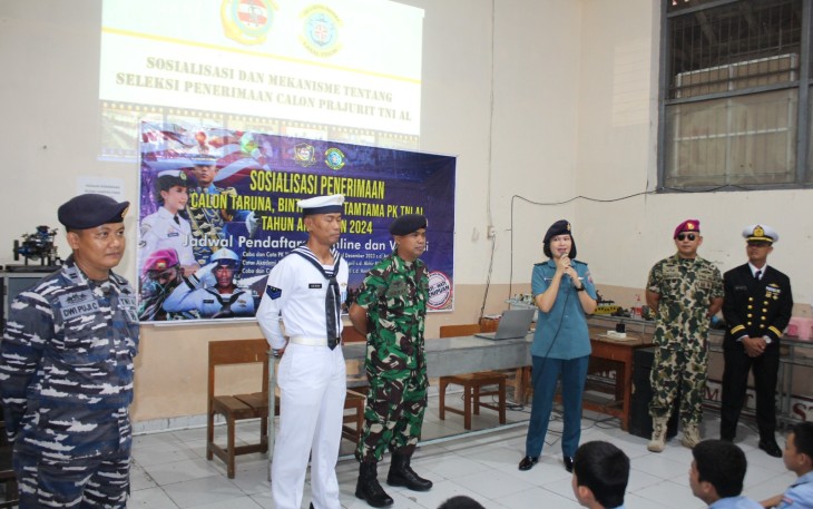  Pangkalan TNI Angkatan Laut (Lanal) Tegal Sosialisasikan Penerimaan Calon Prajurit TNI AL TA. 2024 kepada siswa-siswi SMK Negeri 3 Kota Tegal dan SUPM Negeri Kota Tegal. Sosialisasi diawali dengan pengenanlan Peran TNI AL dan seragam yang dimiliki TNI AL, Rabu (13/12/2023)