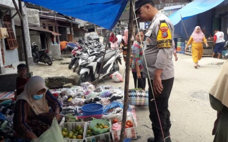 Untuk memastikan situasi Kamtibmas tetap aman dan kondusif, Kanit Binmas Polsek Saipar Dolok (SD) Hole, Aipda Parulian Siregar, hadir melakukan pengamanan di Pasar Simangambat, Kabupaten Tapanuli Selatan (Tapsel), Selasa (16/5/2023) pagi.