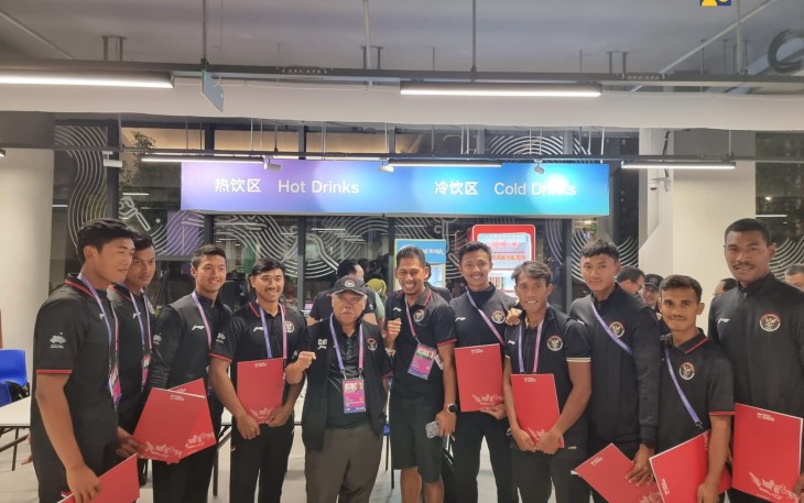 Menteri Basuki saat Beri Semangat Tim Indonesia pada Asian Games ke-19 Hangzhou 2022 Tahun 2023, di Athletes Village, Hangzhou, Minggu (24/9/2023). 