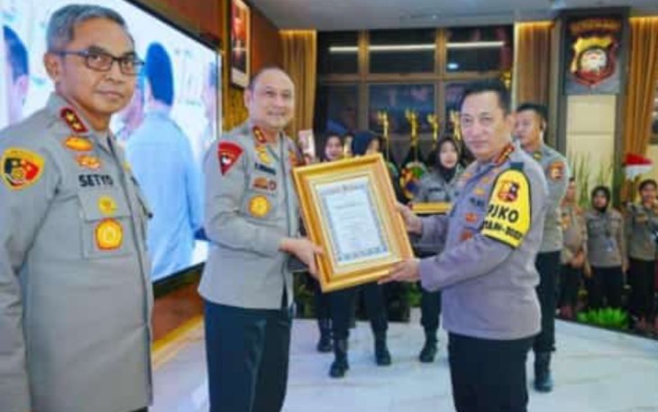 Kepala Kepolisian Daerah Kalimantan Barat Irjen Pol Pipit Rismanto  S.I.K., M.H., telah menerima penghargaan di bidang pengawasan melekat (Waskat) dari Kapolri Jenderal Polisi Listyo Sigit Prabowo