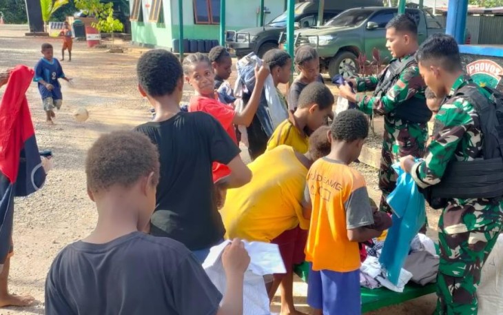 Anak-Anak Pedalaman Papua Selatan saat Datangi Pos Komando Utama Satgas Pamtas RI-PNG Yonif RK 111/KB