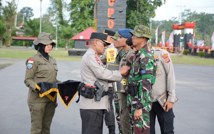 Pemberian penghargaan Pin Emas Kapolri tersebut diberikan dalam kegiatan seremonial upacara yang dipimpin oleh Wakapolda Papua Brigjen Pol. Petrus Patridge Rudolf Renwarin, S.H., M.Si. (mewakili Kapolri) di Lapangan upacara Batalyon B Satbrimob Polda Papua, Timika, Kamis (28/12/2023)