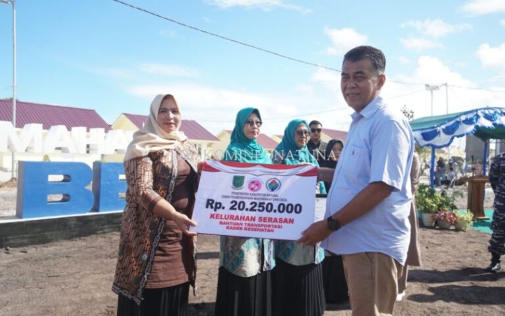 Bupati Natuna,Wan Siswandi menyerahkan secara resmi rumah hunian tetap pasca bencana tanah longsor di Pulau Serasan Desa Pangkalan tahap I. Bertemlat di perumahan Sisi Bertuah Kecamatan Serasan Kabupaten Natuna, Sabtu (9/12/2023)