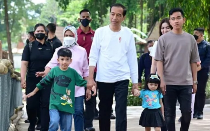 Presiden Jokowi bersama keluarga berkunjung di obyek wisata Solo Safari, Kota Solo, Jawa Tengah, Senin (23/1/2023).