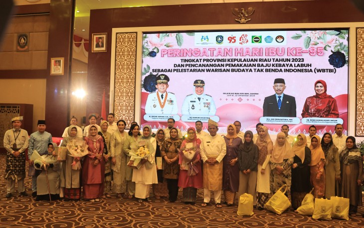 Peringatan Hari Ibu tingkat Provinsi Kepulauan Riau disejalankan dengan Pencanangan Pemakaian Baju Kebaya Labuh sebagai Pelestarian Warisan Budaya Tak Benda Indonesia (WBTBI)