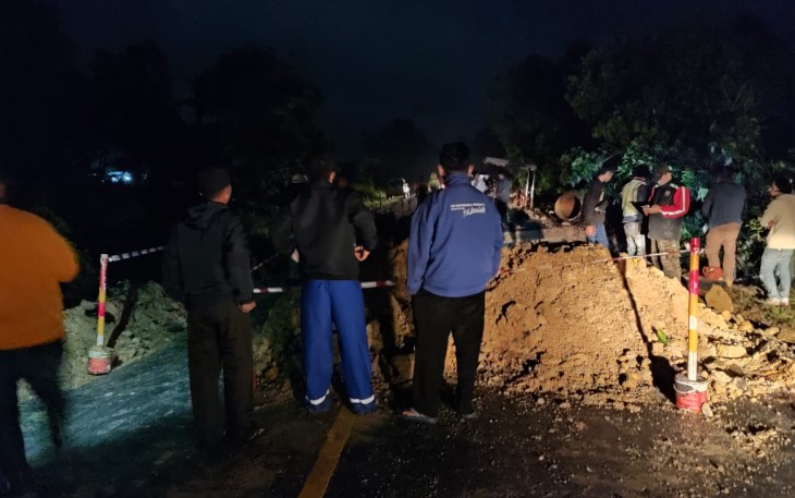 Penanganan jalan yang tergenang air dan rusak