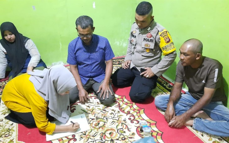 Bhabinkamtibmas Polsek Idi Rayeuk saat Mediasi Perselisihan Warga di Desa Binaannya