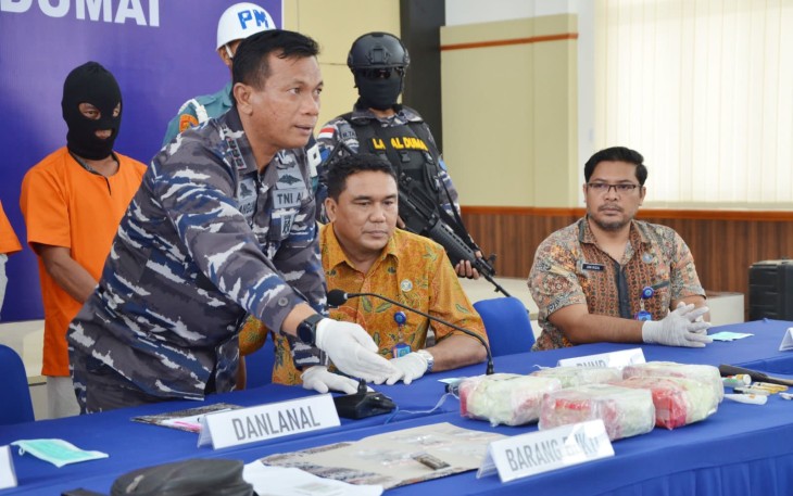 Komandan Lanal Dumai Kolonel Laut (P) Kariady Bangun dalam konferensi pers di Gedung Wijaya Kusuma Mako Lanal Dumai