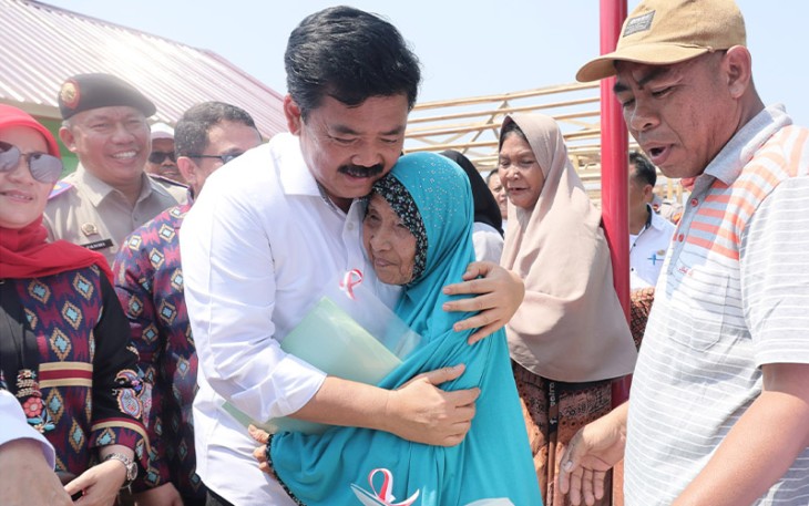 Menteri Agraria dan Tata Ruang/Kepala Badan Pertanahan Nasional (ATR/BPN), Hadi Tjahjanto menyerahkan sertifikat kepada masyarakat Suku Bajo yang ada di Desa Anaiwoi, Kabupaten Kolaka, Sulawesi Tenggara pada Rabu (15/11/2023)