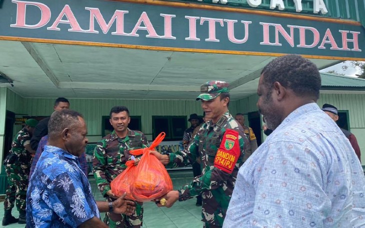 Dandim 1714/PJ, Letkol Inf. Irawan Setya Kusuma, saat penyerahan bingkisan sebagai tanda kasih Kodim 1714/PJ kepada para Tokoh.