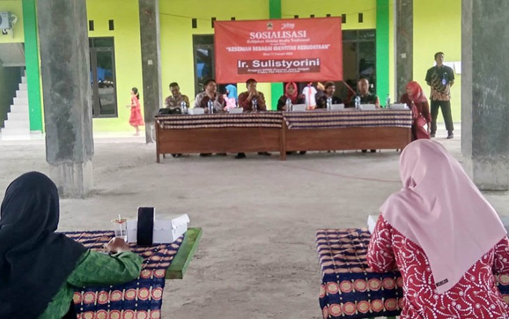 Anggota DPRD Provinsi Jawa Tengah dari Fraksi PDI Perjuangan Sulistyorini memberikan sosialisasi atas kebijakan melalui media tradisional, di balai desa Jipang, Kamis (09/02/2023).