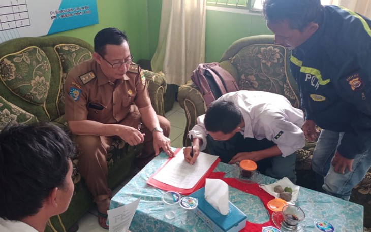 Bhabinkamtibmas saat Polsek Kampung Melayu "Problem Solver" Pelemparan Batu di Sekolah
