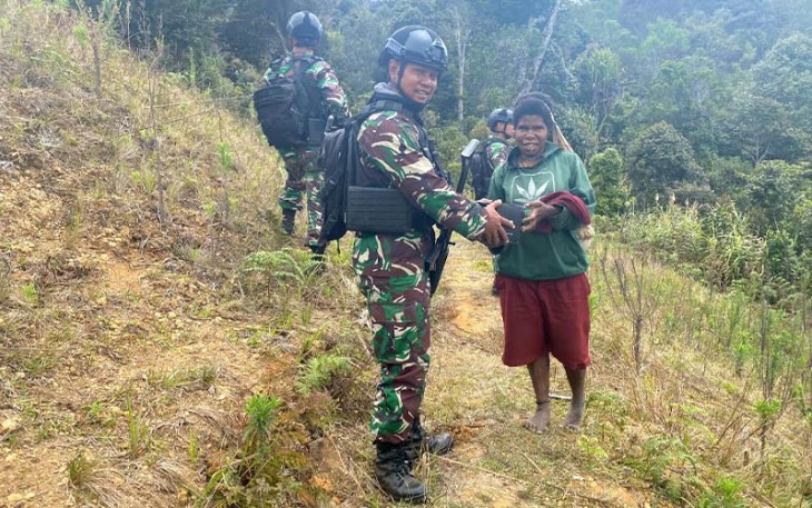 Aksi Door To Door Pos Malagayneri Satgas Yonif Mekanis 203/AK saat Laksanakan Anjangsana di Desa Nambu
