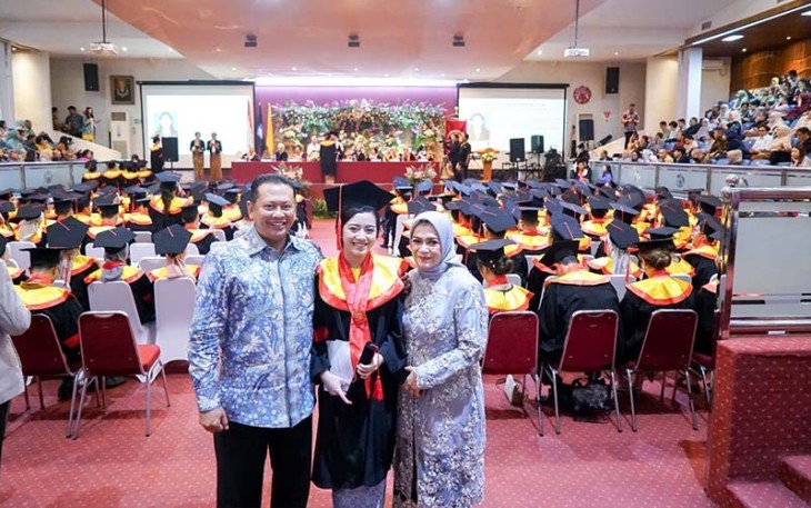 Ketua MPR RI Bamsoet saat menghadiri prawisuda program sarjana anak keempatnya, Saras Shintya Putri dengan predikat cumlaude di Fakultas Hukum Universitas Indonesia Depok, Kamis (9/3/23).