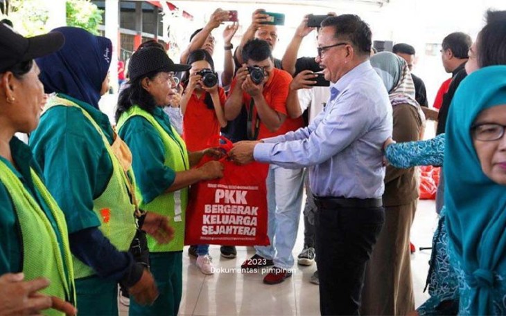 Walikota Bitung saat berbagi kasih