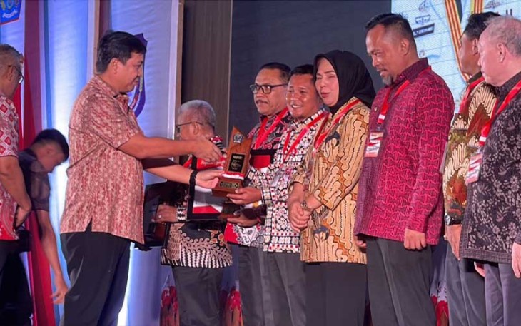 Wakil Gubernur Sulut saat menyerahkan trophy penghargaan kepada Sekda Kota Bitung