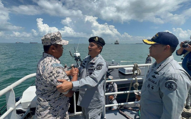 Bakamla RI melalui KN Belut Lauat 406 menjemput dua orang nelayan Indonesia yang terdampar di Pulau Batu Puteh, Malaysia. 