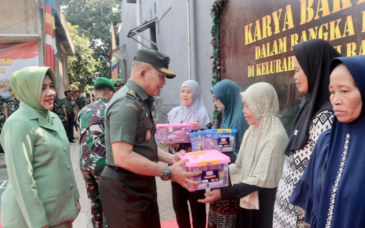 Kapusziad Mayjen TNI Suparjo  didampingi Ketua Persit KCK Koorcab Pusziad PG Mabesad Ibu Maya Suparjo, beserta Pejabat Utama dan Pengurus Persit Pusziad saat melaksanakan peninjauan ke lokasi karya bhakti.