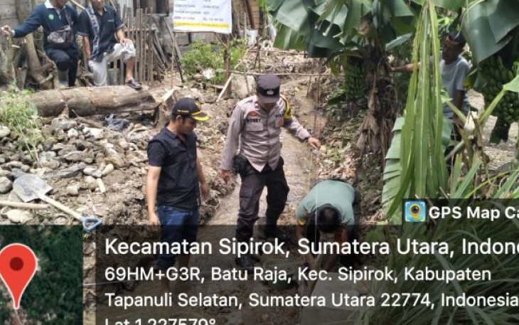 Bhabinkamtibmas Polsek Batang Angkola, Aipda Bobby Rahman, menghadiri peletakan batu pertama pembangunan drainase, Kamis (30/3/2023) siang.