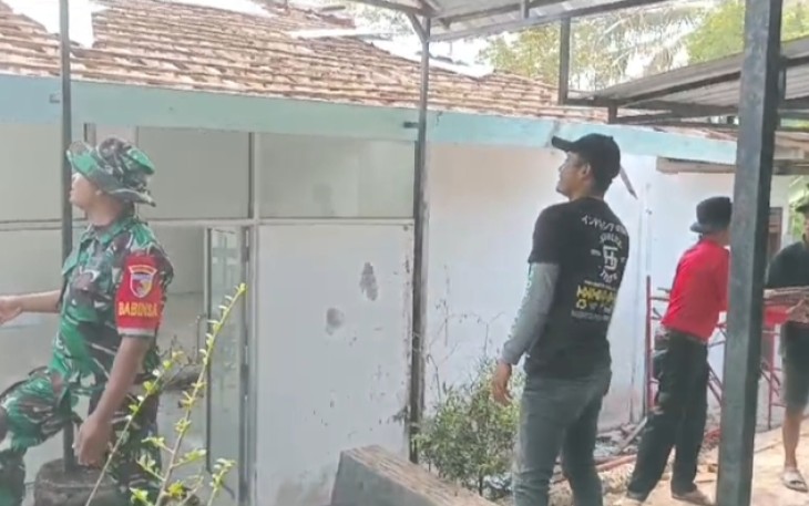 Eksis Dalam Kegiatan di wilayah Babinsa Koramil 0801/12 Pringkuku Bantu Perbaiki Atap Kantor Desa