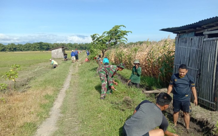 Babinsa dan Warga Desa Sukorejo Lakukan Gotong-royong