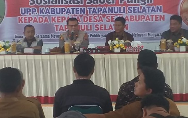 Wakapolres Kompol Rahman Takdir Harahap, SH, saat sosialisasi pencegahan pungutan liar (Pungli) kepada para Kades se-Kecamatan Angkola Barat, Kamis (9/3/2023) pagi.