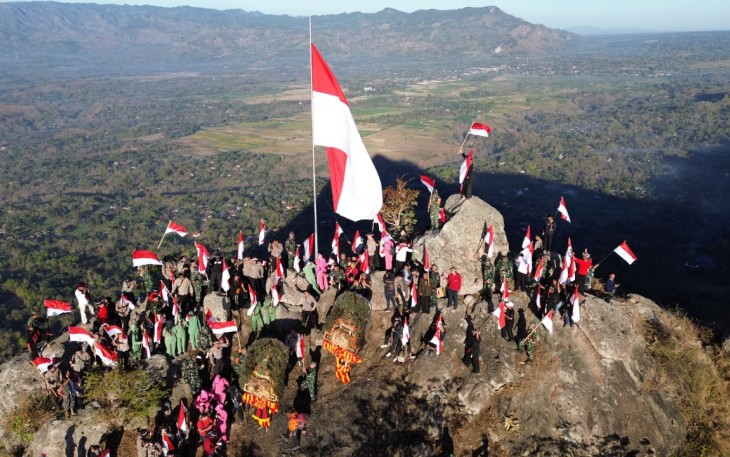 Pengibaran Bendera Merah Putih di Bukit Cumbri 