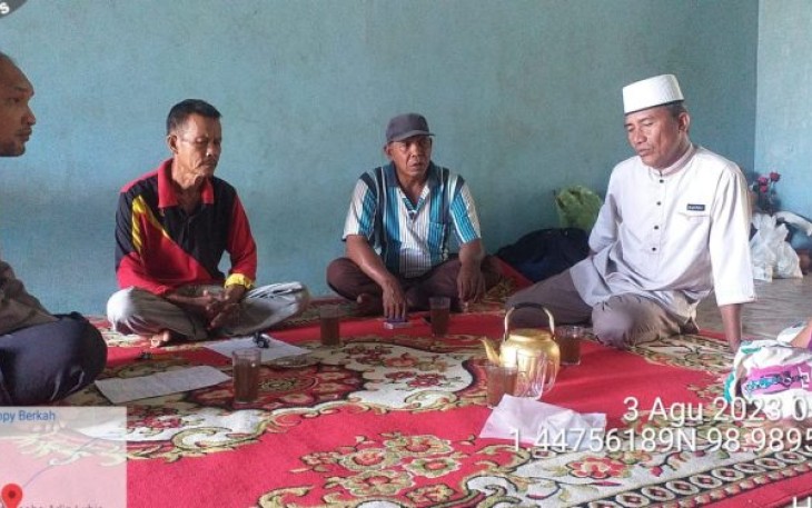 Bhabinkamtibmas Polsek Batang Toru Bripka Alex Panjaitan hadir melakukan problem solving antar kedua belah pihak