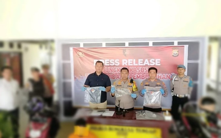  Kapolres Benteng AKBP Dedy Wahyudi, S.Sos., S.Ik., M.H., M.Ik., didampingi Kasat Reskrim AKP Wahyu Wijayanto, S.Kom., dan Kapolsek Taba Penanjung IPTU Junairi, S.H., saat press conference Sabtu18/11/23).