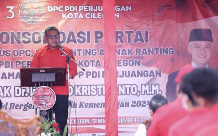 Sekretaris Jenderal DPP PDI Perjuangan (PDIP) Hasto Kristiyanto usai mengadiri acara konsolidasi partai DPC Kabupaten Cilegon, Banten, Senin (11/12/2023)