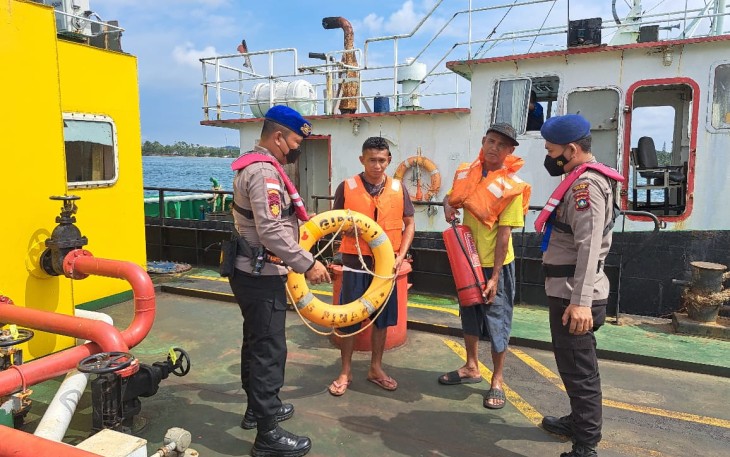 Sat Polairud Polres Bintan saat Berikan Himbauan Keselamatan Kepada Pengguna Jasa Transportasi Laut
