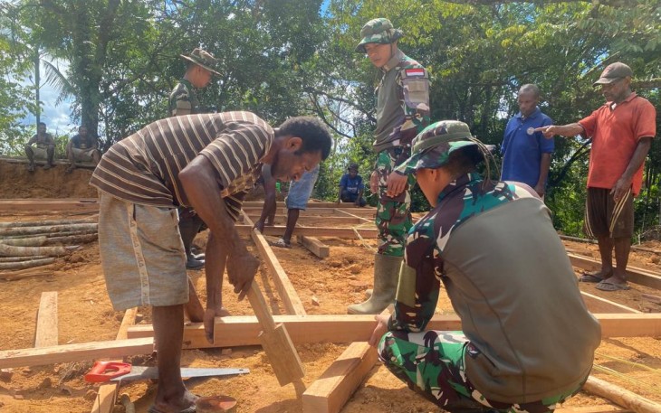 Masyarakat Bersama Satgas Pamtas Statis RI-PNG Yonif RK 111/KB Perbaiki Gereja