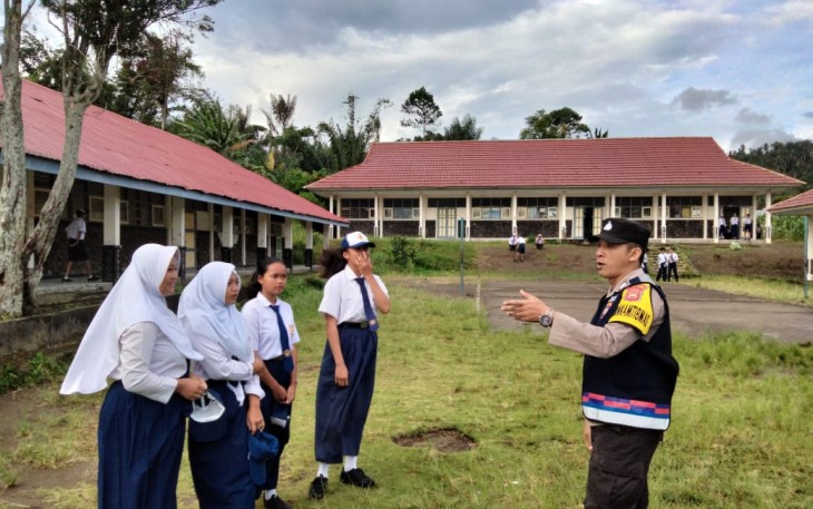 Bhabinkamtibmas saat Sambang Sekolah