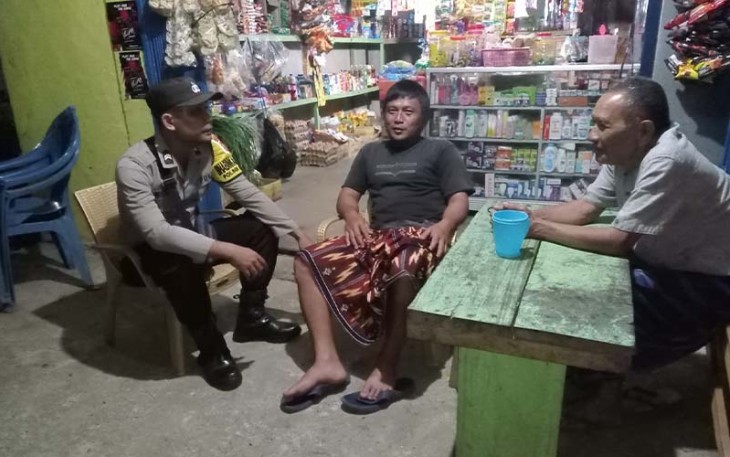Anggota Bhabinkamtibmas Polsek Seginim Polres Bengkulu Selatan saat sambangi warga binaanya.