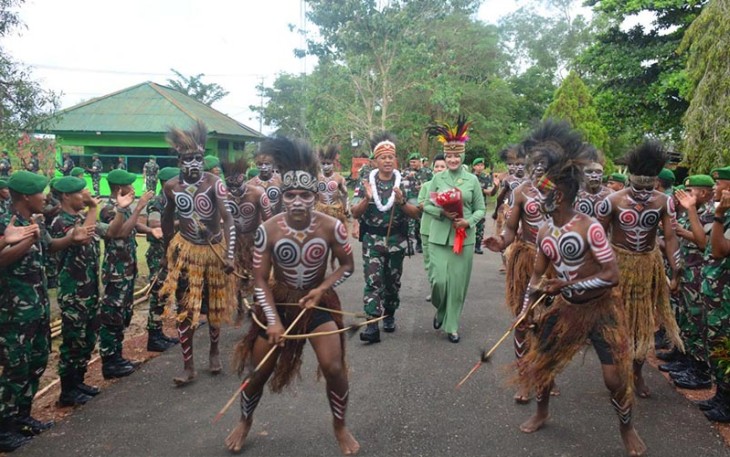 Danrem 174/ATW Brigjen TNI Agus Widodo saat Kunjungi Yonif 757/Ghupta Vira