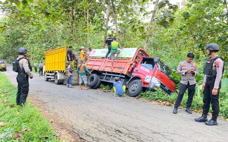 Truk Toyota Dyna AD 8411 GF bermuatan elpiji terperosok masuk parit di wilayah Dusun Kopenan, Desa Kebak, Jumantono, Karanganyar, Selasa (28/3/2023).