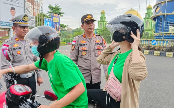 Peduli Keselamatan Berlalulintas Polsek Bintan Timur Bagikan Helm Gratis