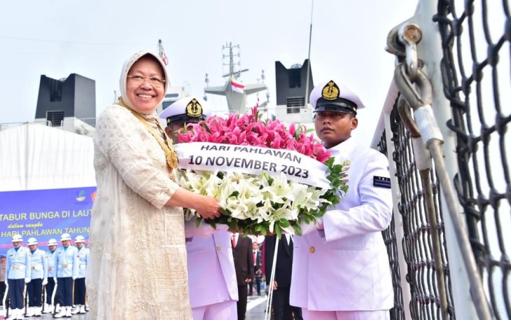 TNI AL Bersama Mensos Upacara Tabur Bunga di Atas KRI 