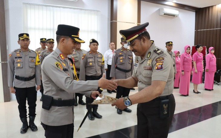 Kapolres Kubu Raya Pimpin Upacara Kenaikan Pangkat Pengabdian 