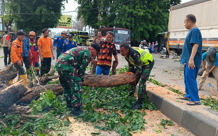 Komandan Koramil (Danramil) 0602-05/Cipocok Jaya Kodim 0602/Serang membantu Serang menuju Jakarta, Selasa (26/12/2023)