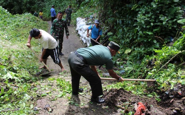 Kodim 0205/Tanah Karo Laksanakan Gotong Royong Bersihkan Lingkungan  