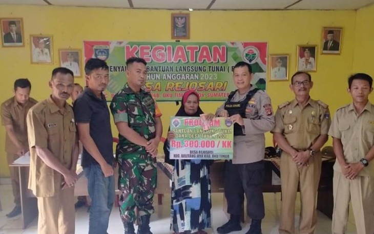 Bhabinkamtibmas Polsek Belitang Tiga Monitoring Pembagian BLT di Desa Rejosari