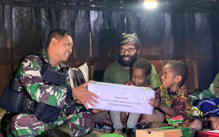 Personel Satgas Yonif Mekanis 203/AK saat Beri Nama Untuk Anak yang Baru Lahir di Desa Lowanom Distrik Malagayneri