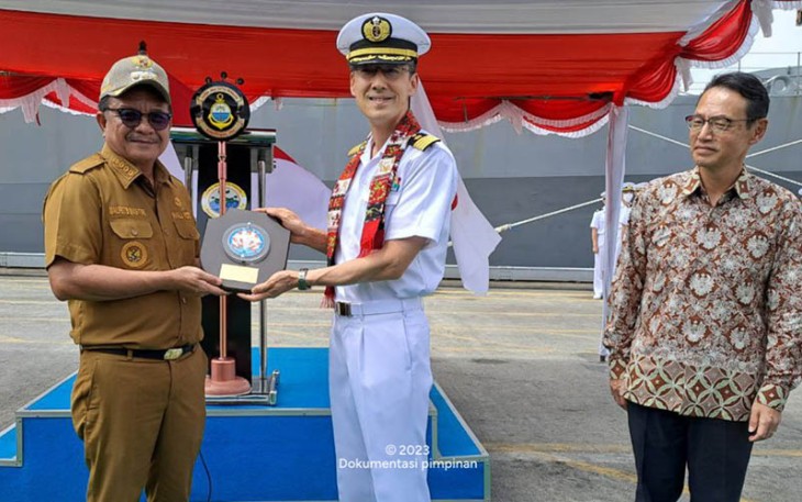 Walikota Bitung saat menyambut kapal perang Jepang