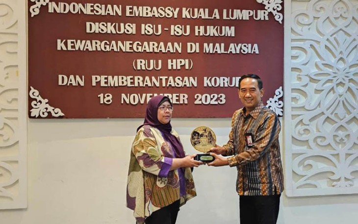 Penyerahan cindera mata usai  sosialisasi hukum tindak pidana korupsi dan pentingnya peran serta masyarakat dalam upaya pemberantasan korupsi.
